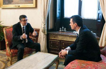 El presidente de las Cortes, Patxi López, y el candidato del PSOE a la Presidencia del Gobierno, Pedro Sánchez, este lunes