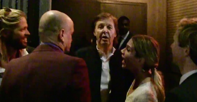 Un vigilante de seguridad impide la entrada a Paul MacCartney a una fiesta de los Grammy