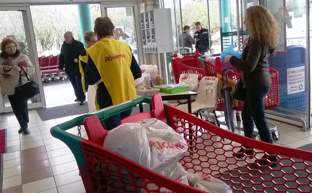 solidaria entregando donación a voluntarios Operación Kilo Alcampo Coia