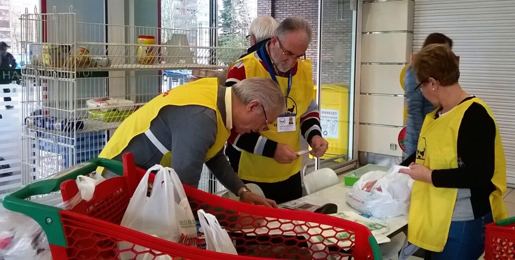 voluntarios en Operación Kilo Alcampo de Coia