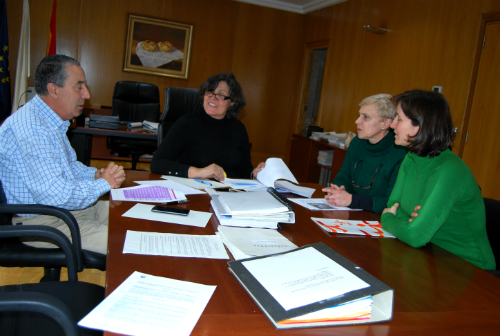 A alcaldesa do Porriño, Eva García de la Torre, nunha xuntanza cos responsables da Asociación de Comerciantes
