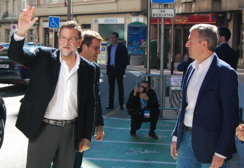 Rajoy saluda a su llegada al congreso del PP, en Pontevedra