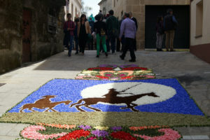 Una de las alfombras florales dedicadas a Don Quijote el día grande de la Coca.