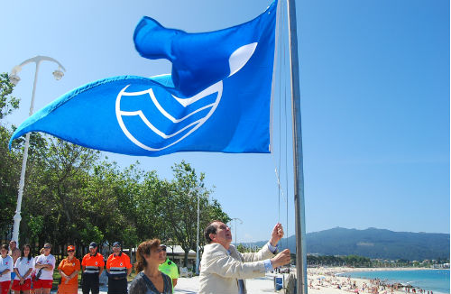 Izado de bandera azul en la playa de Argazada, en Samil