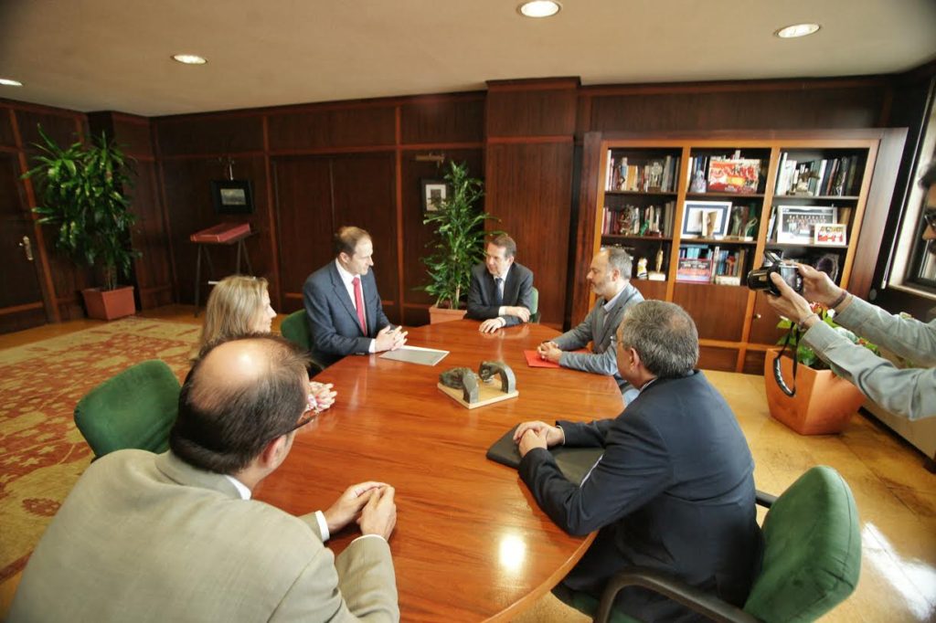 Reunión del alcalde de Vigo, Abel Caballero, con  el responsable de PSA Peugeot Citroën Vigo, Yann Martin