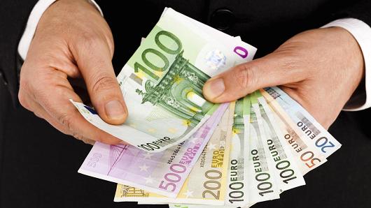Entrega a la Policía Local una bolsa con casi 2.000€ que encontró en el Concello