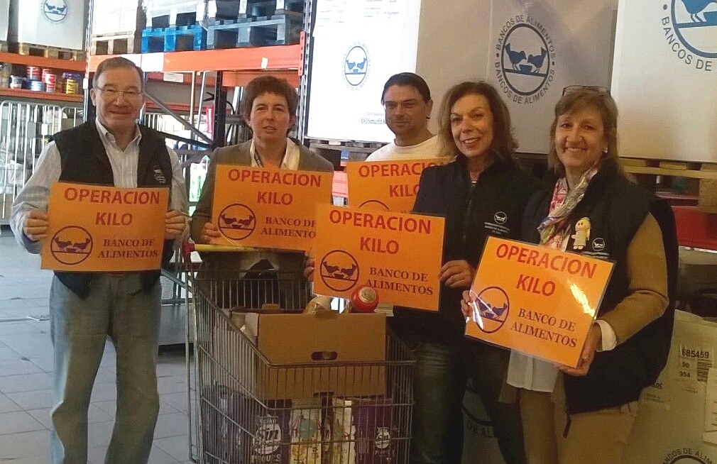 Voluntarios animando a participar en Operación Kilo fin de semana-01