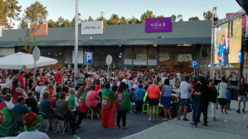 Aficionados portugueses siguiendo la final en el nuevo centro comercial Río Park de Monçao