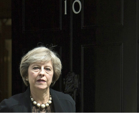 Theresa May delante de la puerta de la que será su nueva casa: la residencia de los primeros ministros de Reino Unido: el número 10 de Downing Street, en Londres