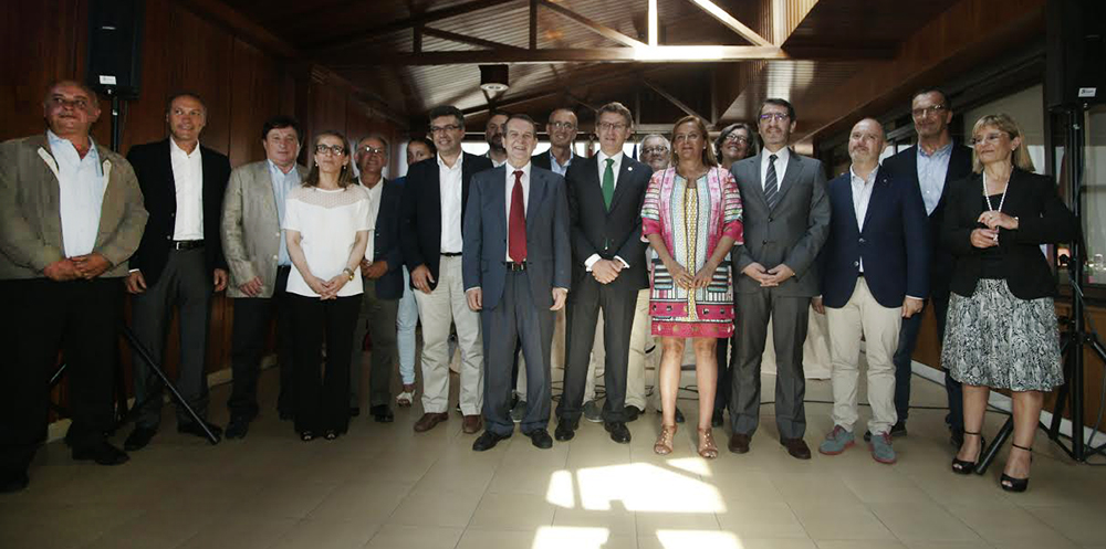 Algunos de los alcaldes con Feijóo tras la firma de la incorporación de Vigo al transporte metropolitano