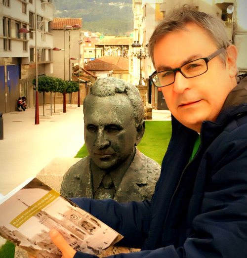 Jesús Manuel García, juntto a una de los bustos de Antonio Palacios e O Porriño/ Fotografía: Valentín Escudero