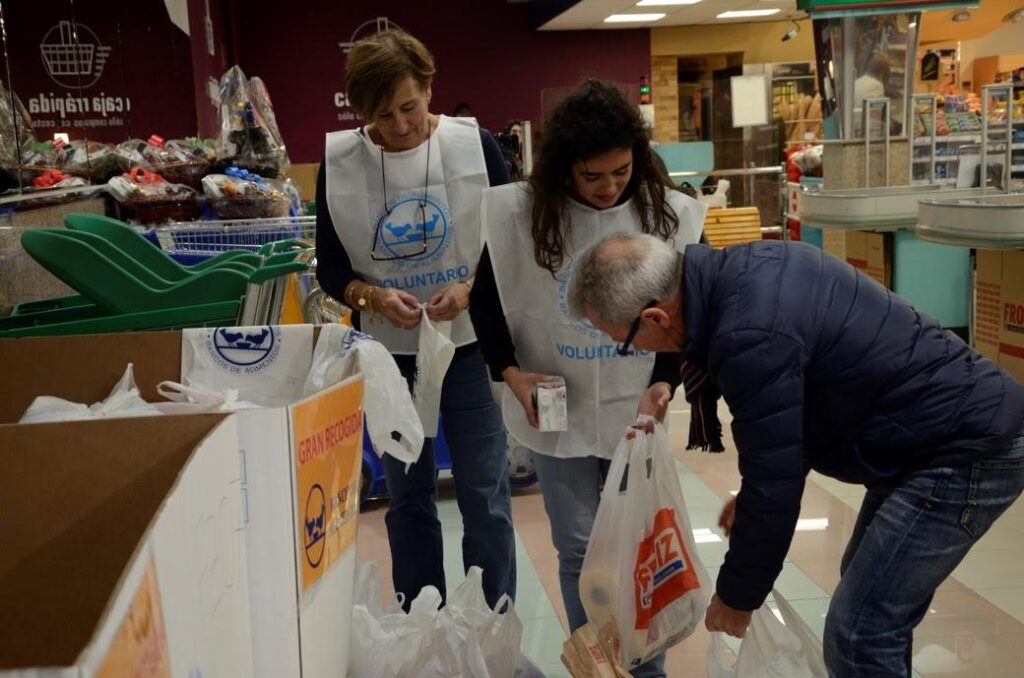 voluntarios-recogiendo-comida