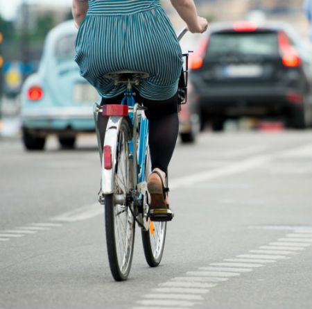 La Policía Local intensificará la vigilancia para impedir que bicicletas y patinetes vayan por la acera