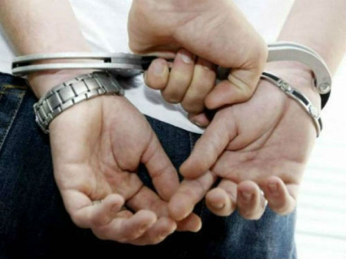 Detenido por agredir a su pareja, tras haberse llevado al hijo que tienen en común