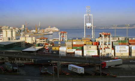 Muere un hombre de unos 60 años, en Vigo, al caer al mar el camión que conducía