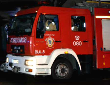 Herido en un accidente de tráfico un vecino de Vigo que tuvo que ser rescatado por los Bomberos