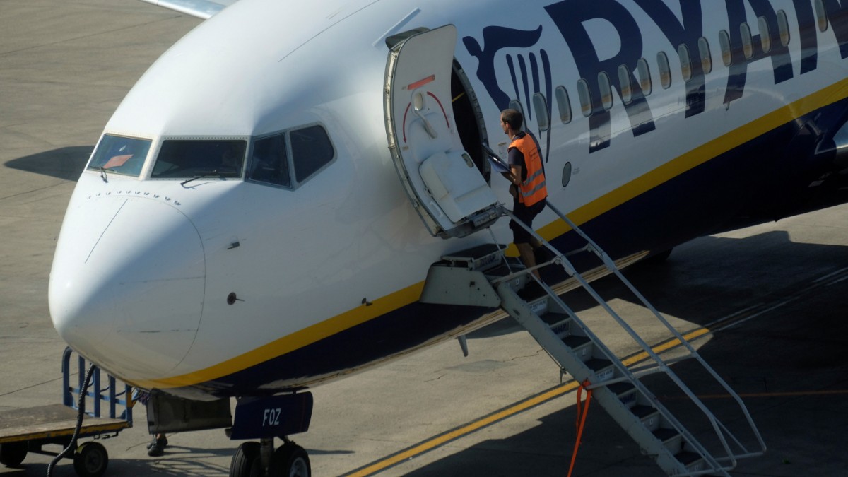 El Concello impone a Ryanair una 'multa' de 1.088€ por cada uno de los 16 vuelos que suprimió entre Vigo y Londres