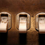 La luz se dispara este martes hasta cerca de los 137 €/MWh, tras los ataques de Estados Unidos e Israel