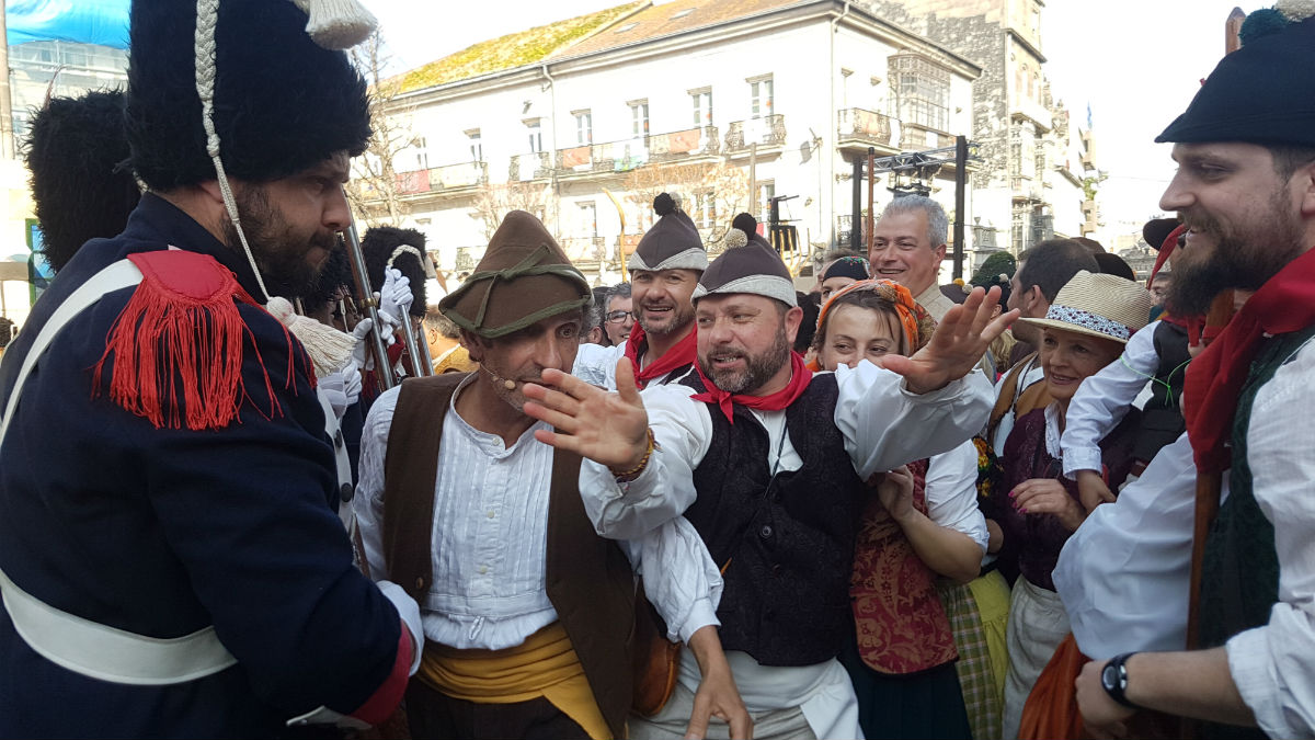 Vitrasa refuerza el servicio de buses, de día y de noche, durante la Reconquista