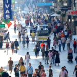 cine, presentaciones y exposiciones, mientras la ciudad acoge talleres, mesas redondas