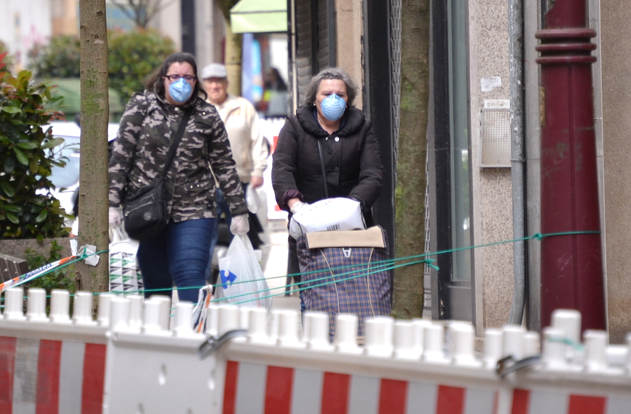 Dos mujeres con mascarilla en Vigo vigoalminuto.com