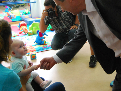 El alcalde de Vigo con un niño en una escuela infantil