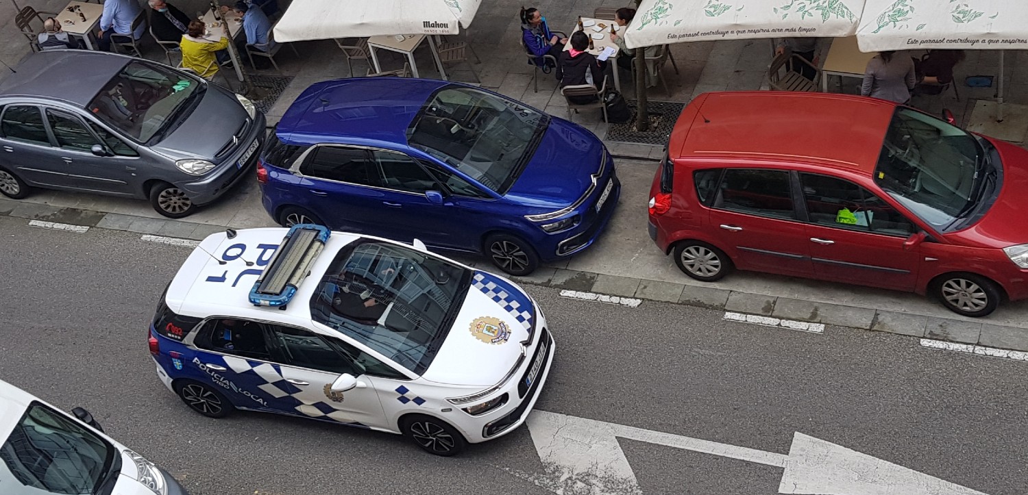 Policía Local de Vigo inspeccionando una terraza