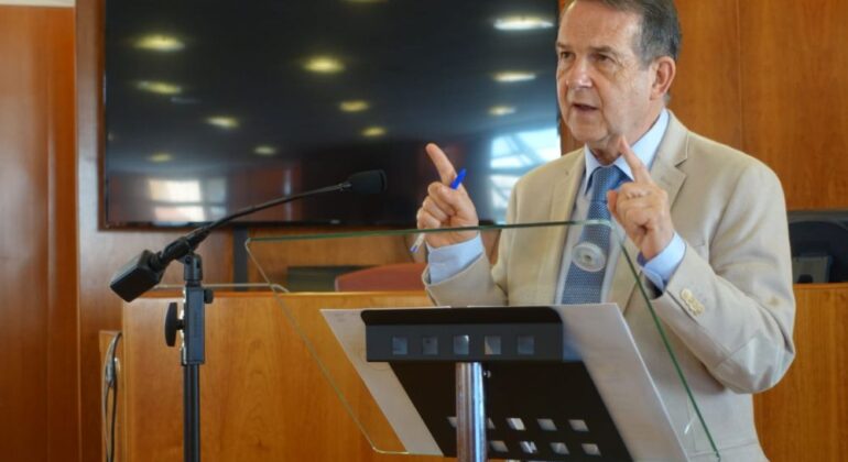 Caballero llama 'mentiroso' a Feijóo y exige un convenio para el instituto de Navia