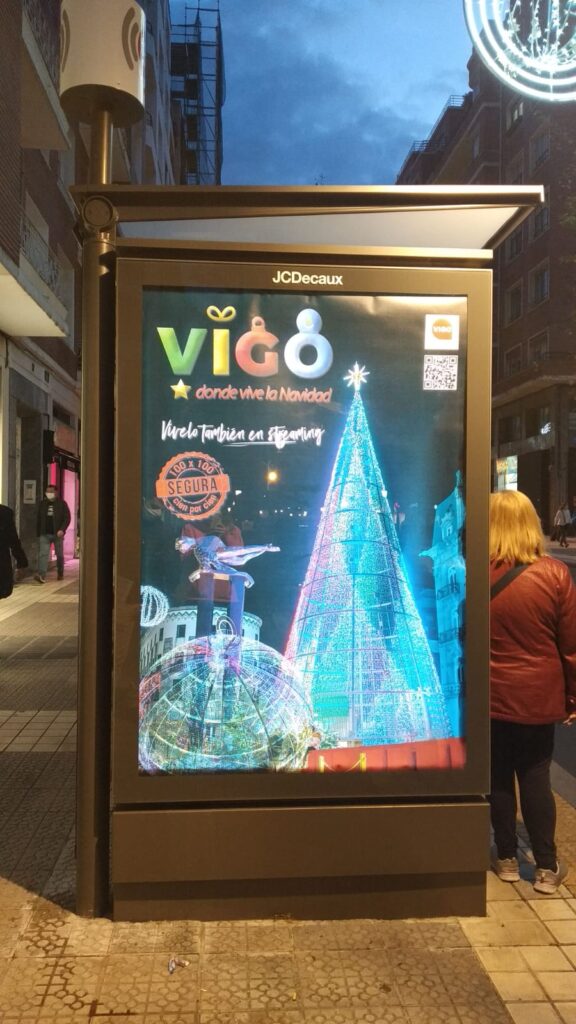 Publicidad de las Navidades de Vigo, contratada por el Concello, en una calle de Bilbao