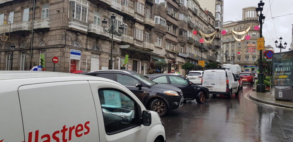 Caballero promove na FEMP zonas de baixas emisións mentres en Vigo incrementa o tráfico polo centro