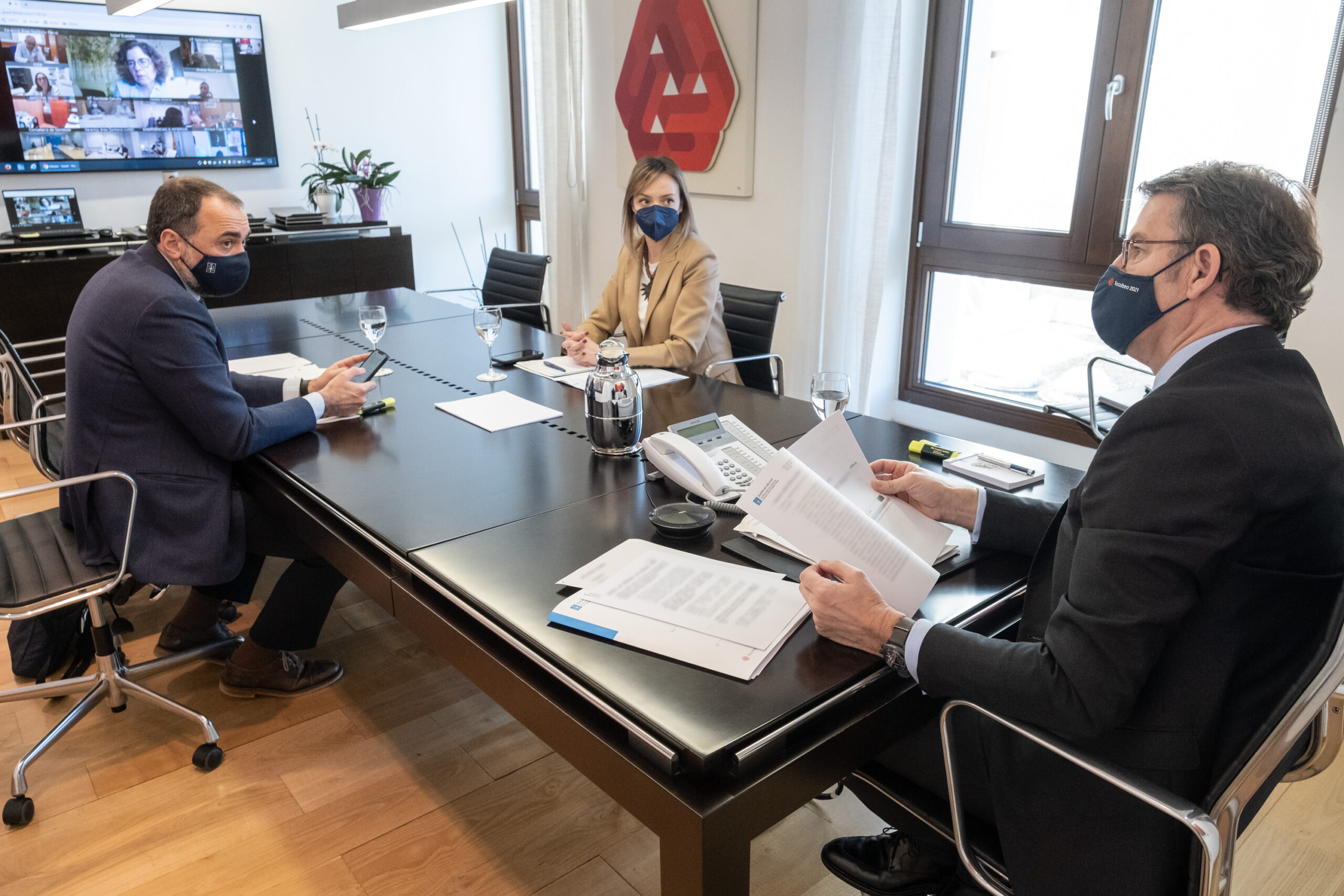 El titular del Gobierno gallego, Alberto Núñez Feijóo, se reúne por videoconferencia con el comité clínico de expertos sanitarios.