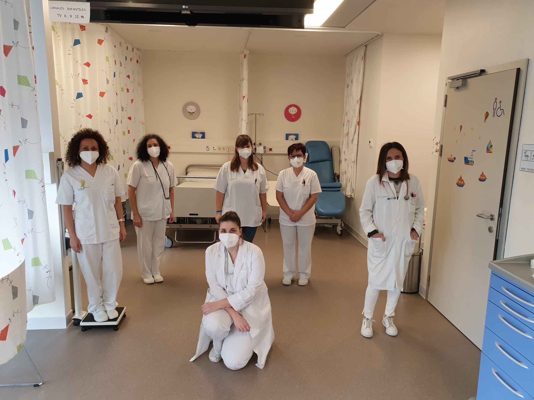 parte do equipo da Unidade de Oncoloxía Pediátrica. Á dereita da foto, ao carón da porta, a oncóloga Cristina Lorenzo