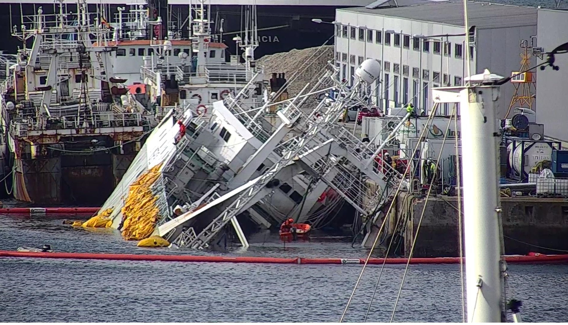 El Baffin Bay hundido en el muelle de Bouzas (Vigo)