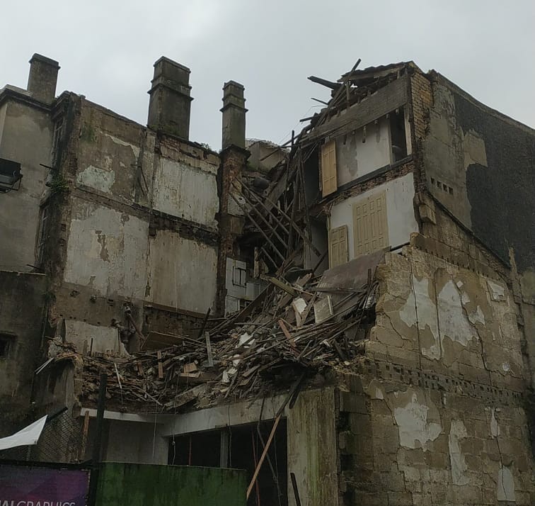 Edificio se derrumba en Areal Vigo