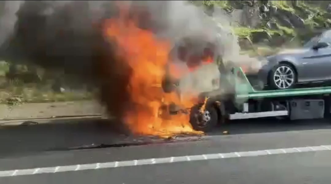 Grúa ardiendo AP-9 dirección Pontevedra a la altura de Peinador