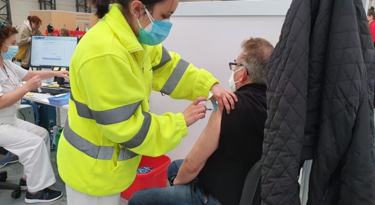 Sanidade activa una campaña extraordinaria para vacunar contra la gripe a personas de 60 a 69 años, este fin de semana