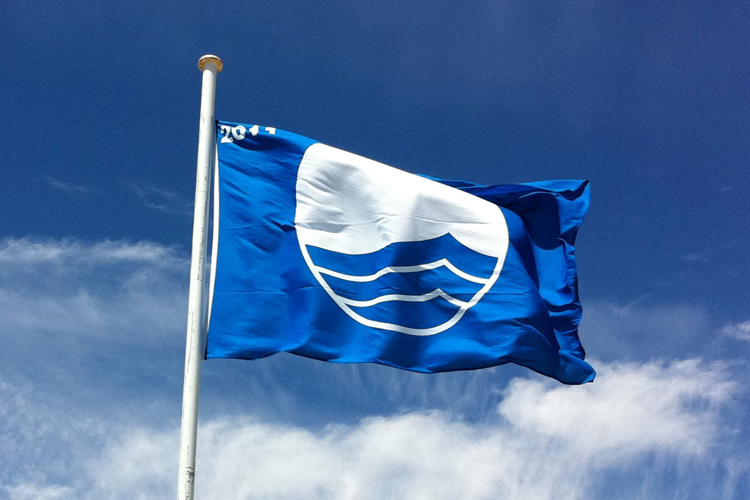 Izada la bandera azul en 12 playas de Vigo