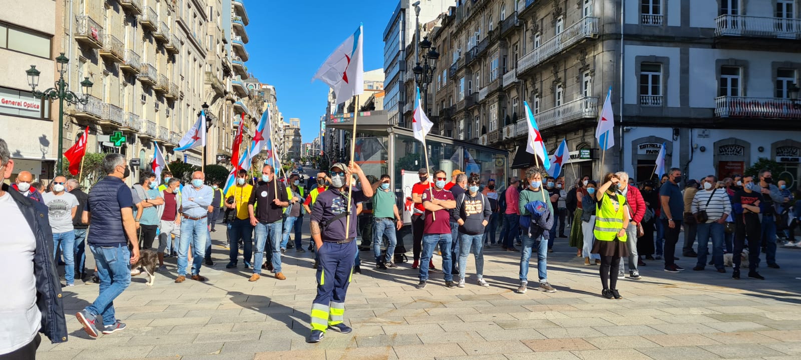 Centos de persoas saen á rúa en Vigo para apoiar o Naval