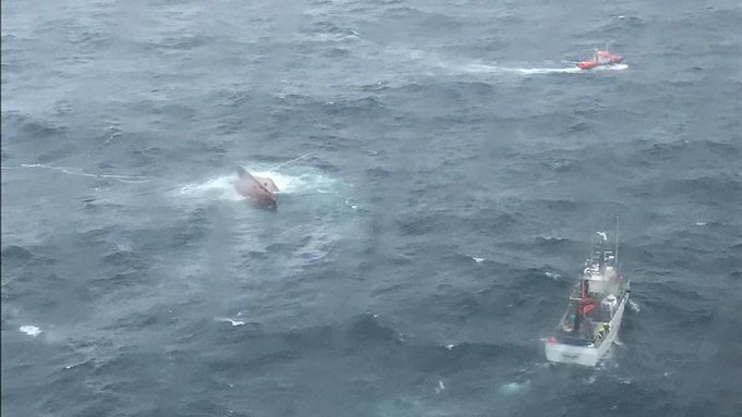 Muere uno de los tripulantes del pesquero 'Sempre Güeto' y otro sigue desaparecido