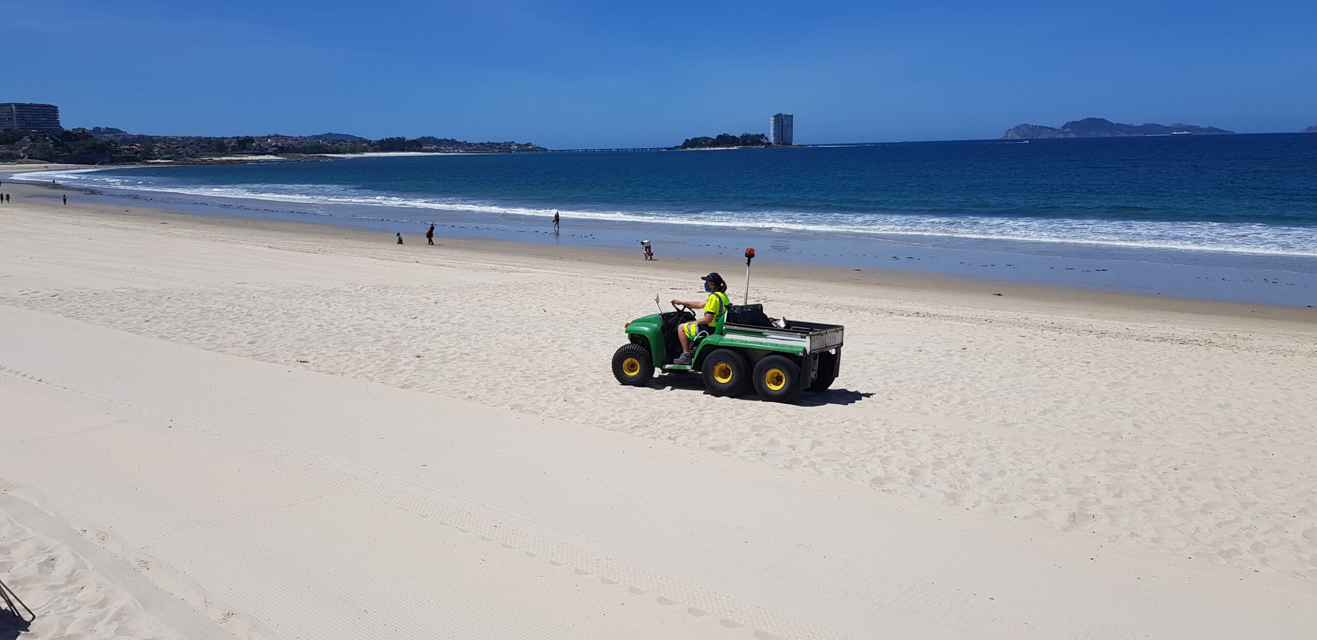 Ecoloxistas presentan aos concellos das Rías Baixas un manual para a limpeza de praias