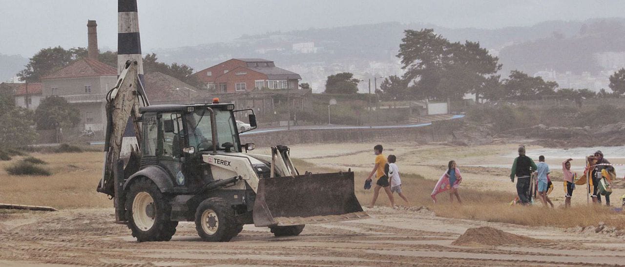 La alcaldesa de Cangas cesa a dos concejales por la "destrucción" de las dunas de la Playa de Rodeira
