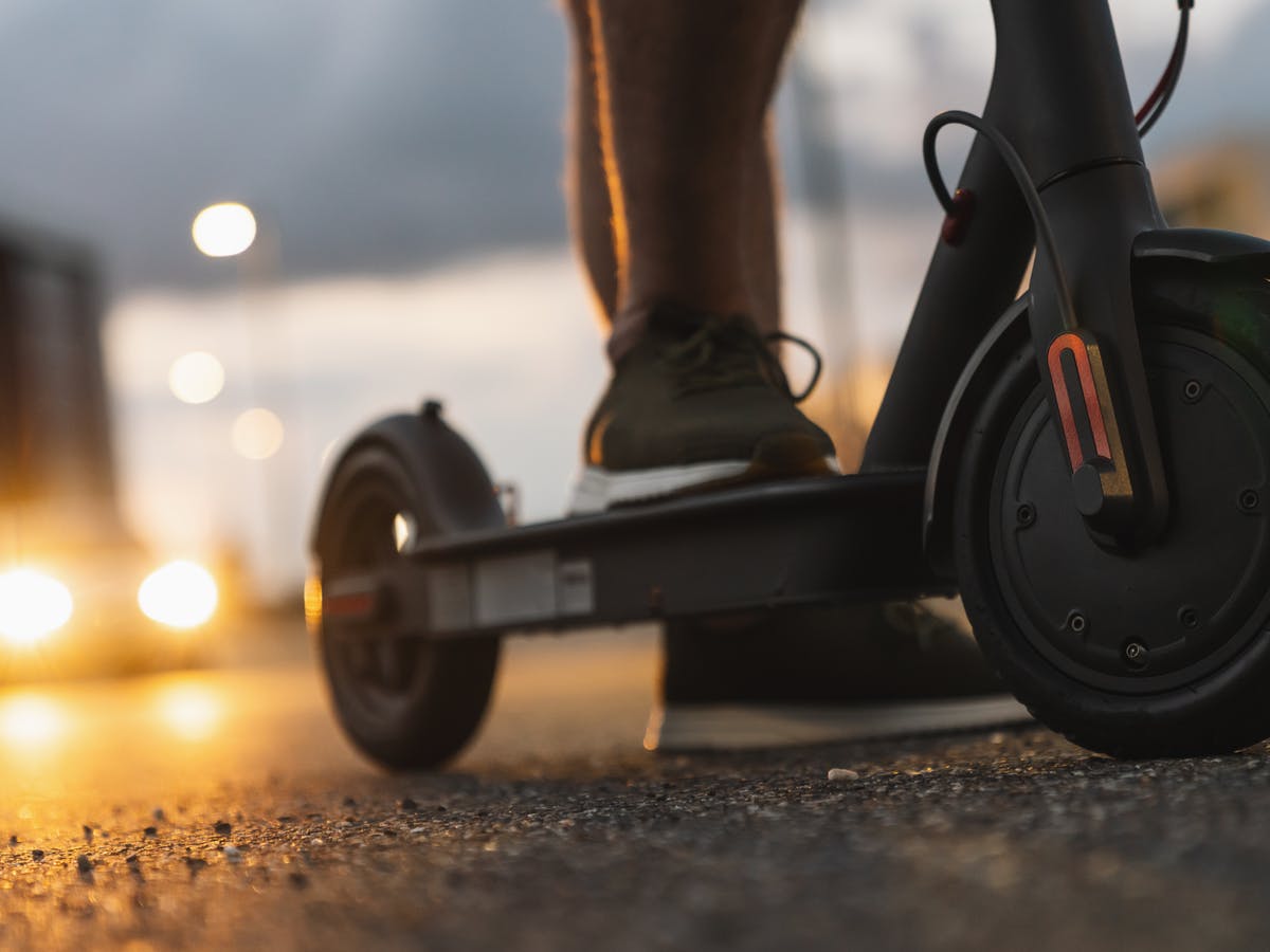 Interceptadas cuatro personas que circulaban en 'patinetes' por Vigo, bajo los efectos de las drogas