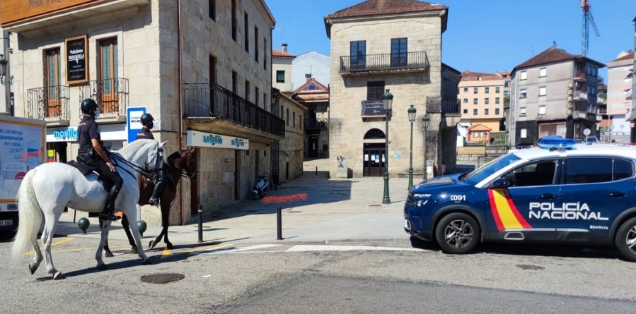 La Unidad de Caballeria de la Policia patrulla los montes de Vigo