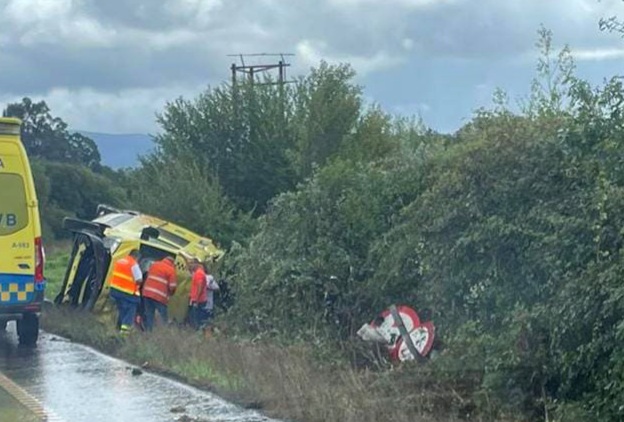 Dos técnicos sanitarios del 061 heridos al volcar en Tomiño la ambulancia en la que viajaban