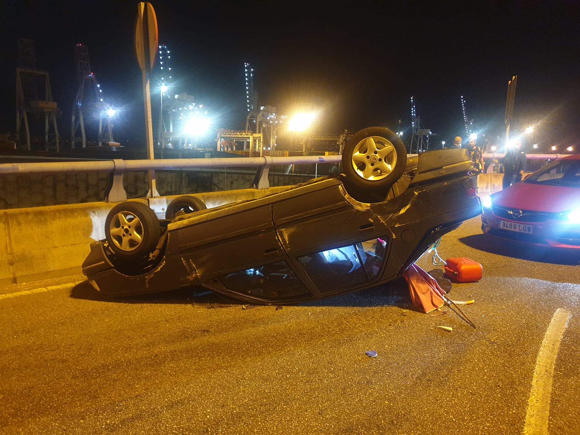 Herido grave al volcar el coche que conducía en Sanjurjo Badía