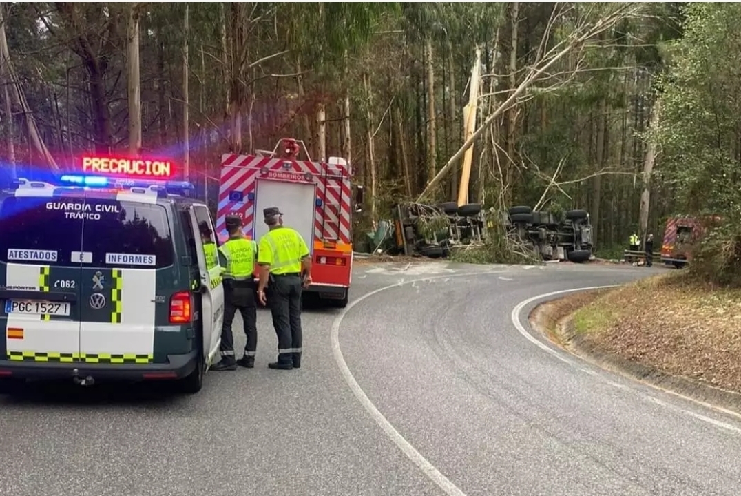 Muere al volcar el camión que conducía