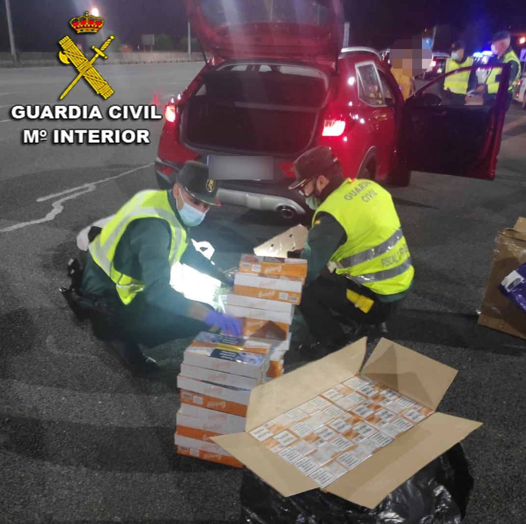 La Guardia Civil interviene en el peaje de Vilaboa más de 1.000 cajetillas de tabaco de contrabando