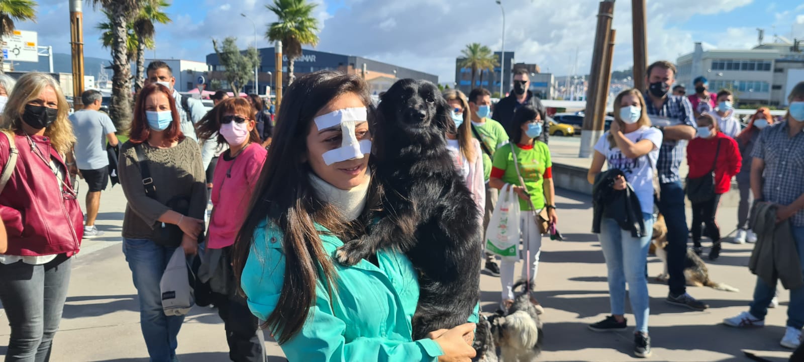 Decenas de personas arropan a Noa, la joven brutalmente agredida en Vigo