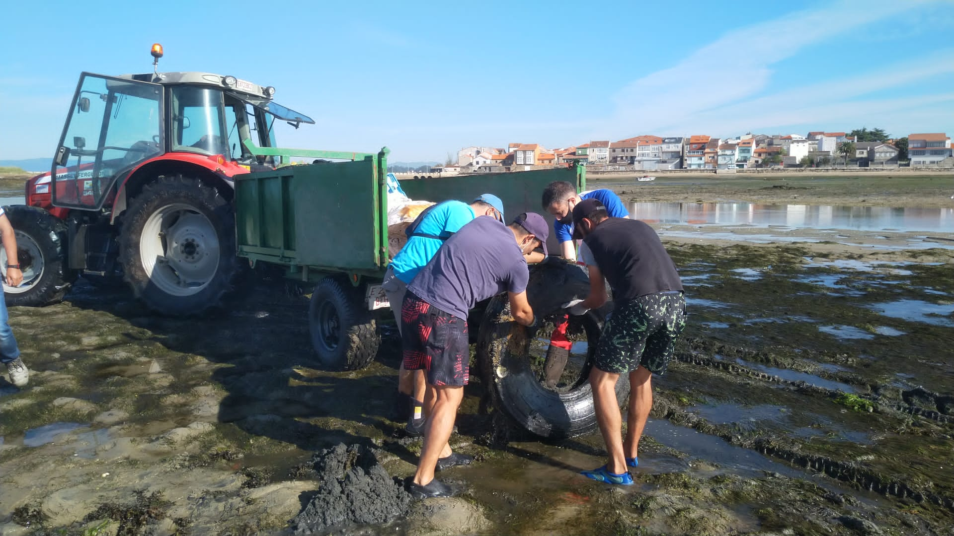 Mariscadoras e voluntarios de Afundación retiran 1.600 quilos de residuos de fondos marisqueiros