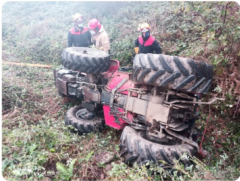 Muere atrapado debajo de un tractor